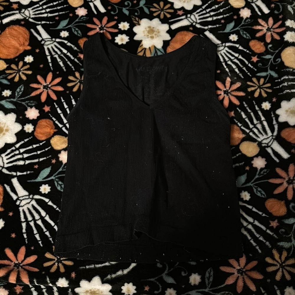 Black tank top, tight fit, wallflower